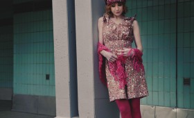 alexandra står och hänger